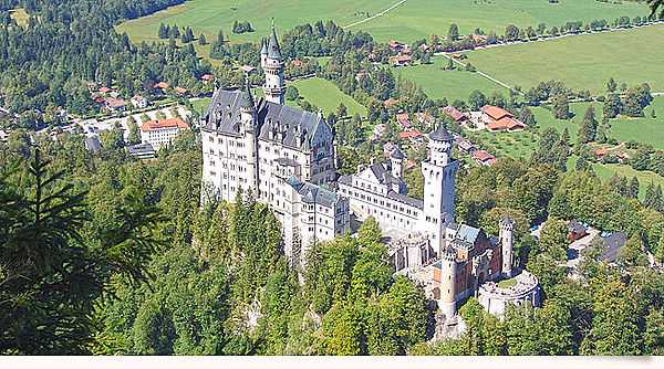 Blick auf Schloss Neuschwanstein bei Füssen in der Nähe von unserem Hotel im Zentrum von Füssen